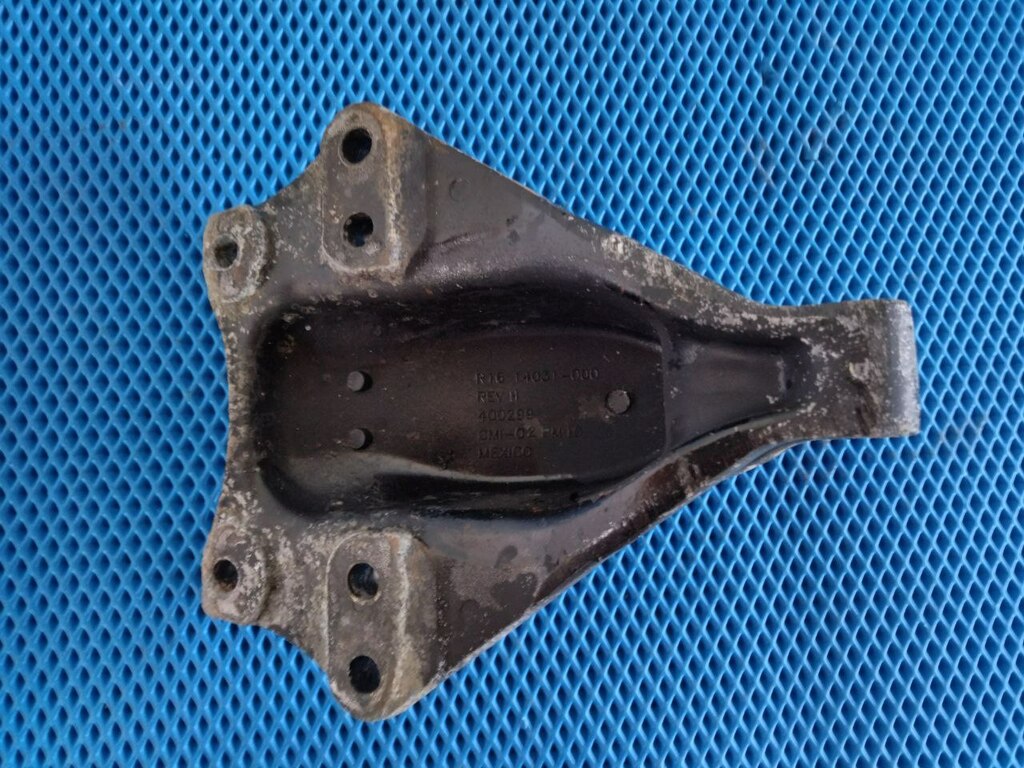 кронштейн задней рессоры б/у - 2